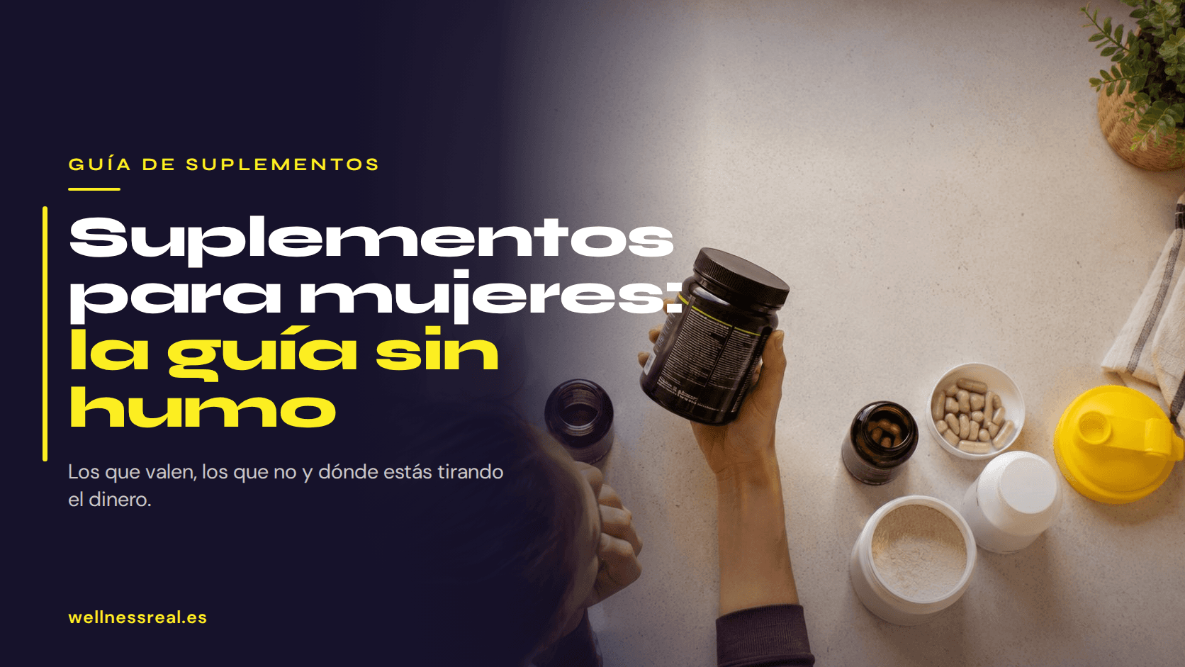 Mujer sosteniendo un bote de proteína rodeada de suplementos sobre una encimera